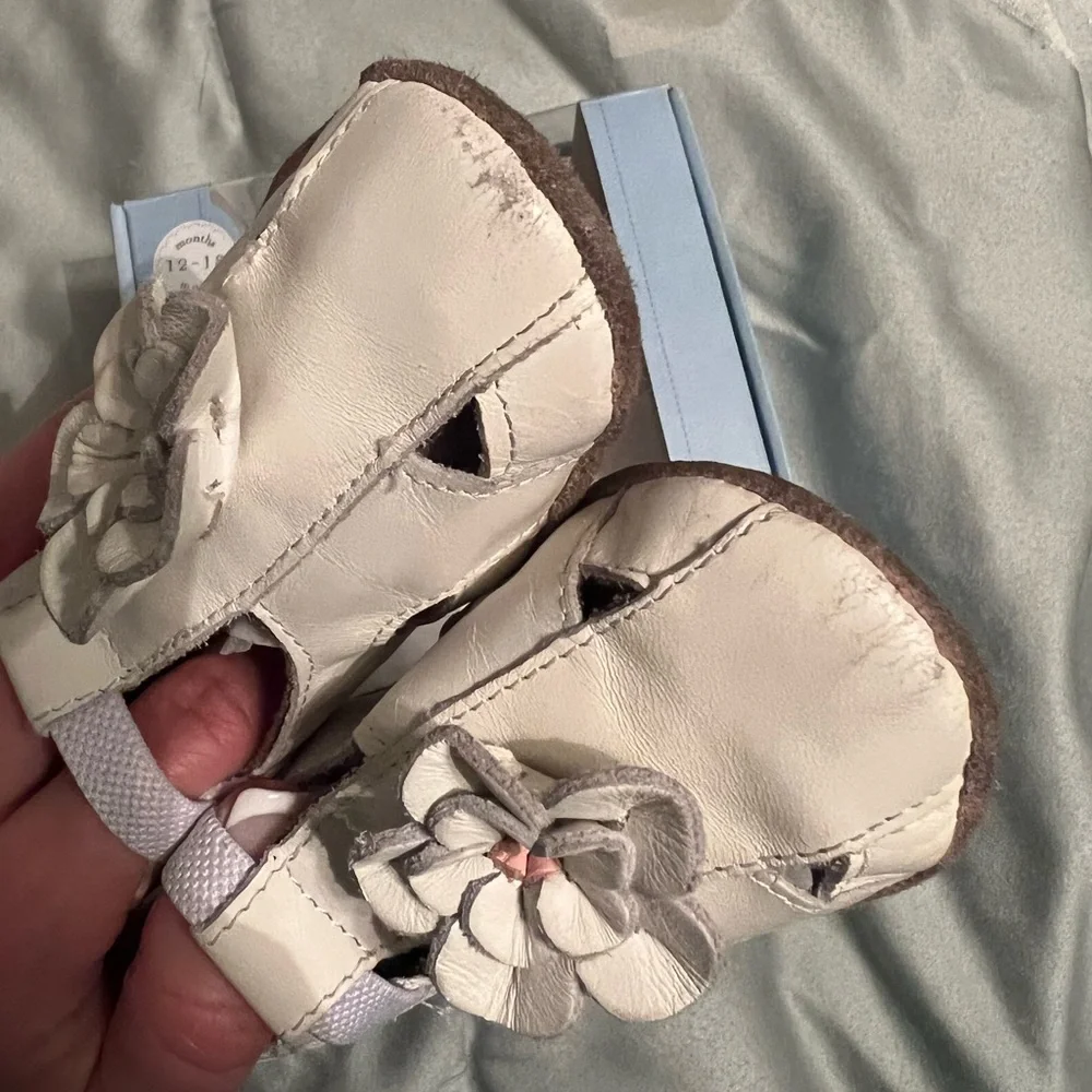 Robeez Claire Mary Jane 12-18mo white with flower accent leather shoe